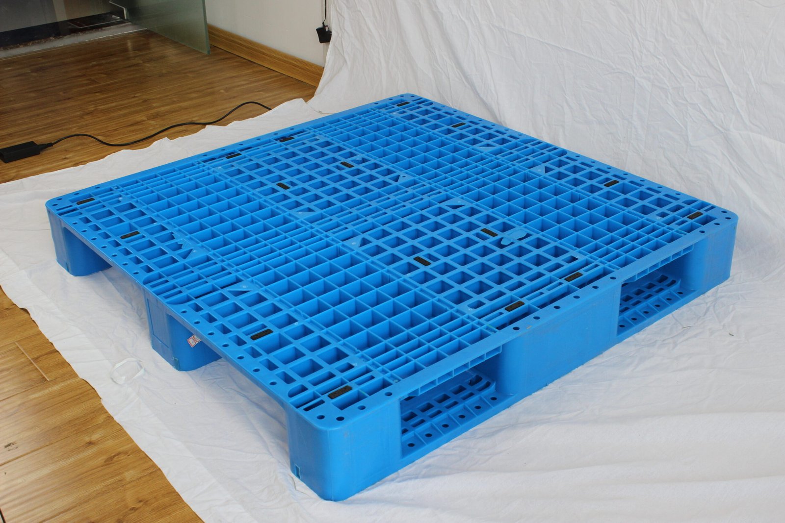 1200 x 1000mm Heavy Duty Grid Plastic Pallet | 3-Runner Rackable Pallet - Image 2