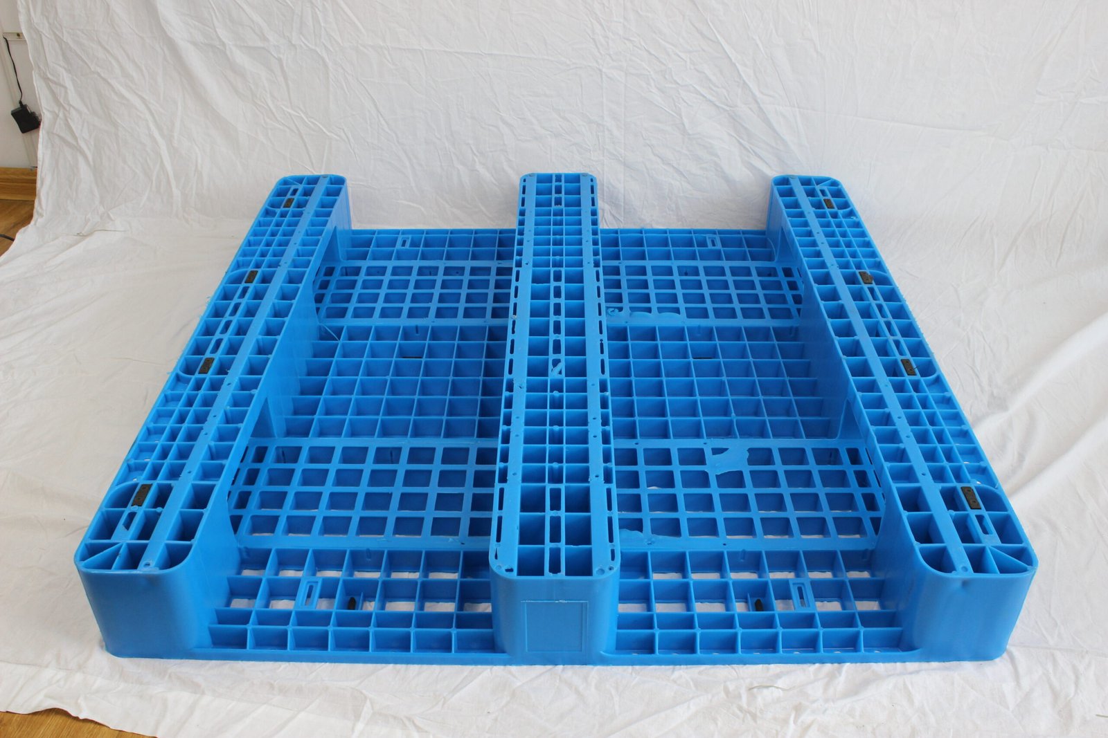 1200 x 1000mm Heavy Duty Grid Plastic Pallet | 3-Runner Rackable Pallet - Image 3