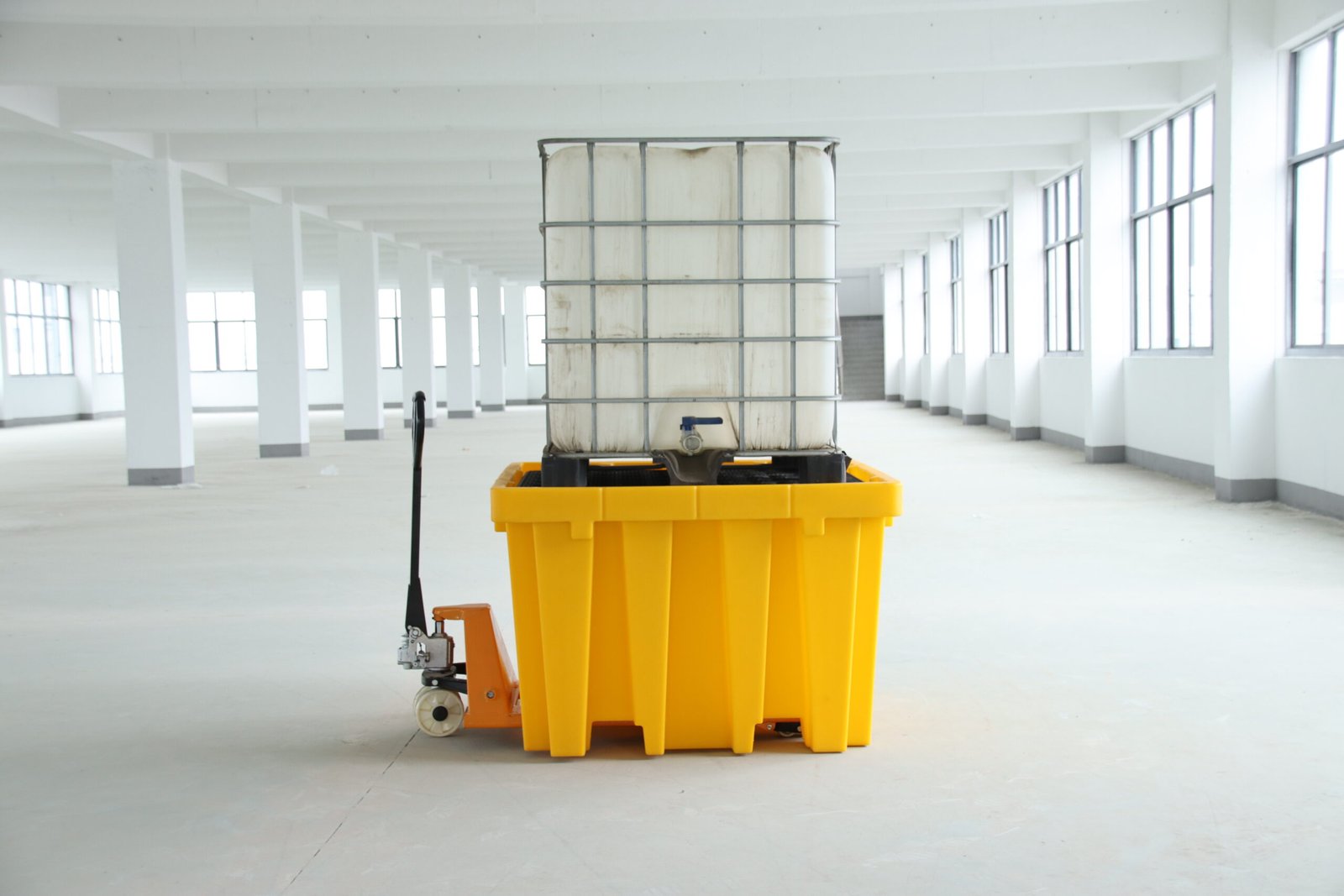 IBC Spill Pallet SPL161670 – 1600×1600×700mm HDPE Single IBC Bunded Pallet 1200L Sump - Image 2